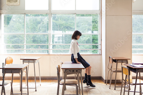 教室の机に座る女子高校生 Stock 写真 Adobe Stock