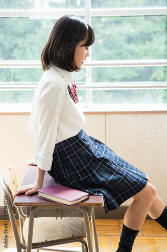 教室の机に座る女子高校生 Stock 写真 Adobe Stock