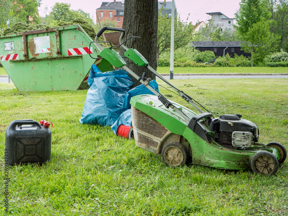 Rasenmäher Grünpflege in einer Parkanlage Rasenmäher Grünpflege in einer Parkanlage