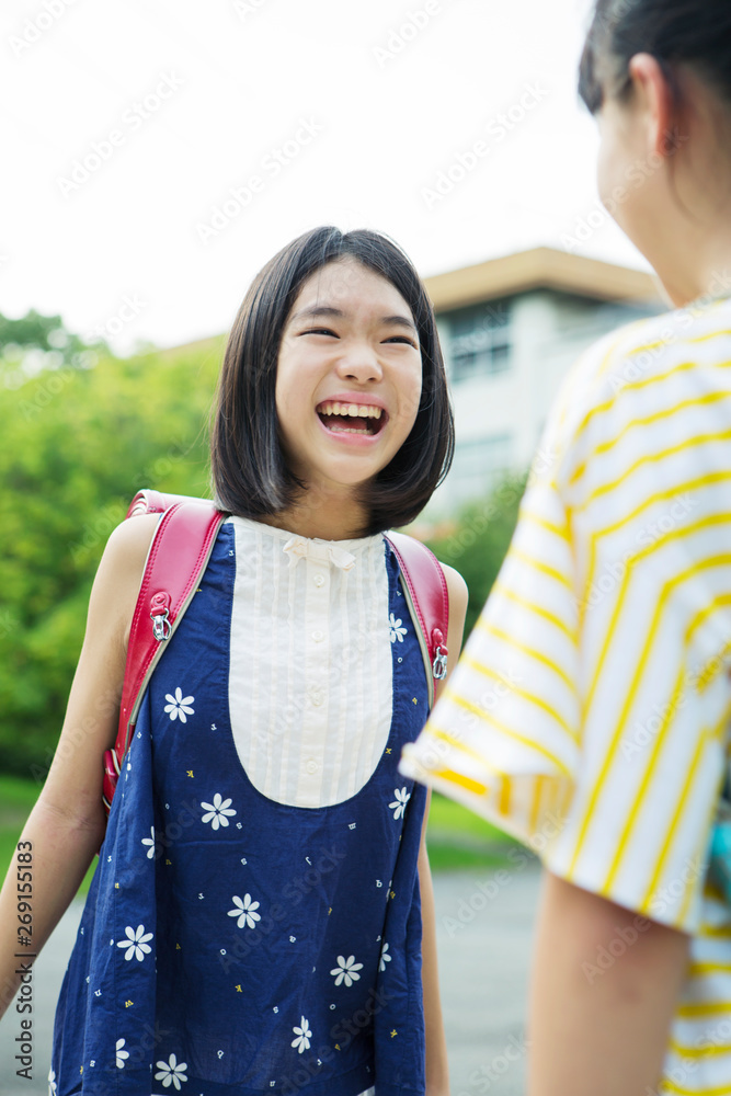 女子小学生　笑顔 写真素材・ストックフォトの《imagenavi》