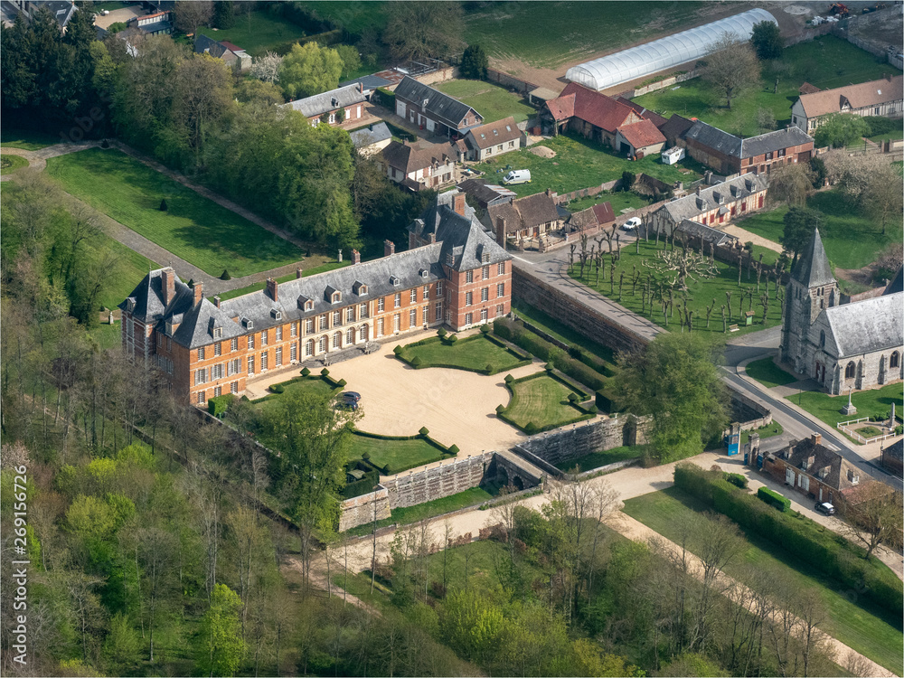 vue aérienne du château d'Heudicourt dans l'Oise en France