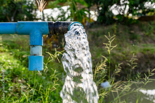 Cuadro en lienzo Agriculture blue pipe with groundwater gushing