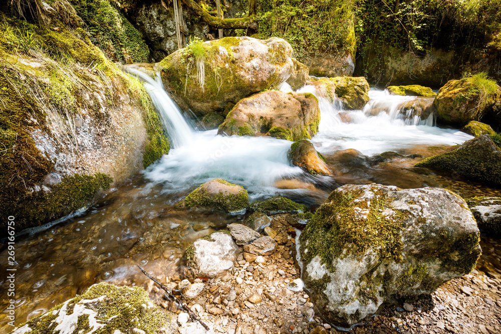 Obraz premium Cascade falls over mossy rocks - myrafalls during spring