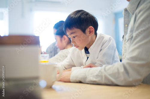 真剣に一点を見つめる少年