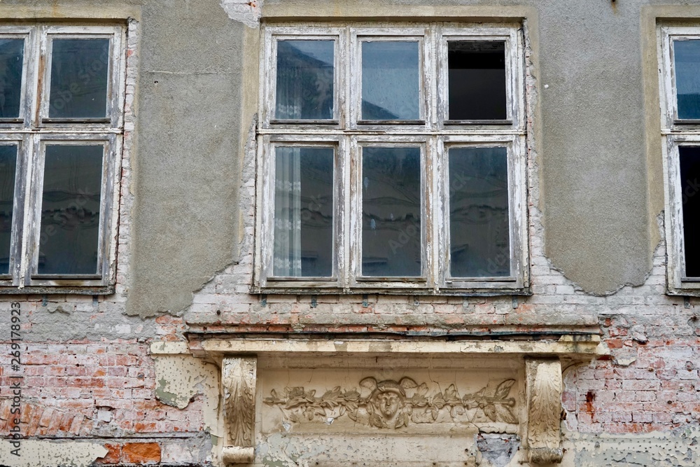 Fassade (Detail) eines leerstehenden Gebäudes in Wismar Fassade (Detail) eines leerstehenden Gebäudes in Wismar