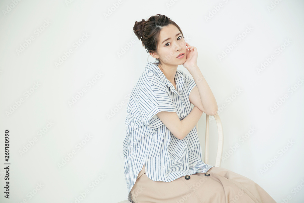 椅子に座りポーズを決めるカメラ目線の代女性 Stock 写真 Adobe Stock