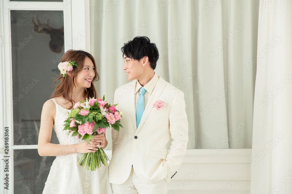見つめ合う幸せな代新郎新婦 Stock Photo Adobe Stock