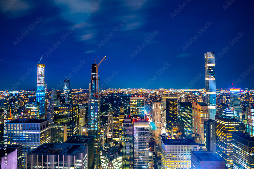 Fototapeta premium ニューヨーク夜景と超高層ビル(スレンダータワー)