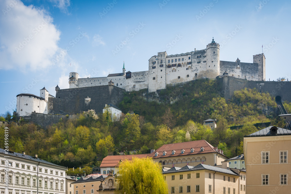 Fototapeta premium Festung Hohensalzburg über der Altstadt in Salzburg - Österreich