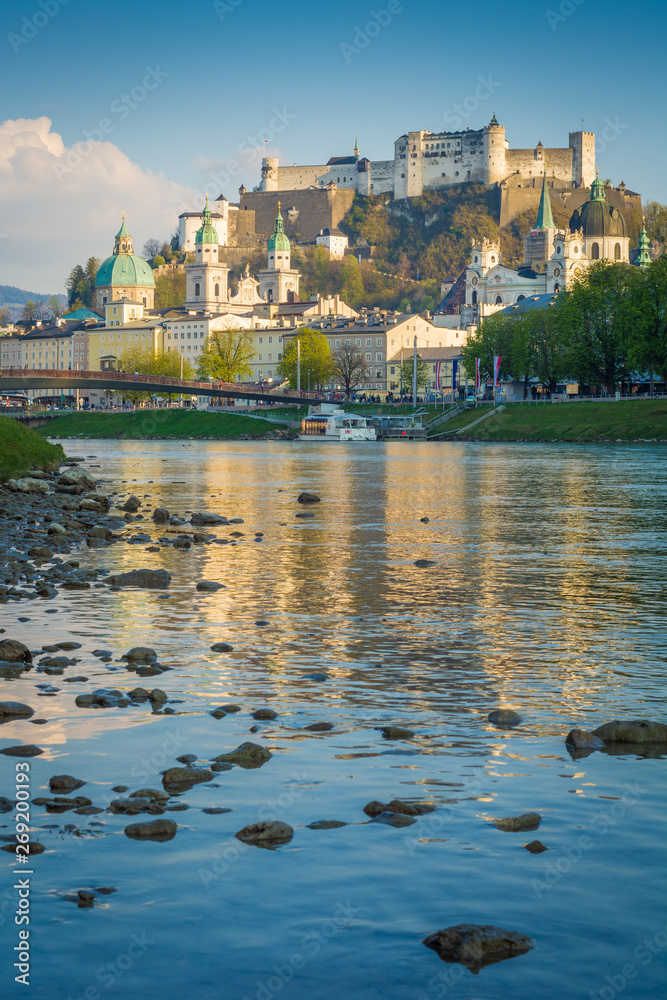 Die Stadt Salzburg in Österreich an einem sonnigen Tag
