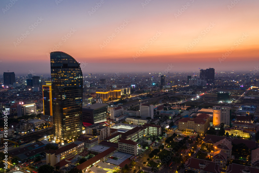 Obraz premium Landscape Phnompenh city from drone on the night