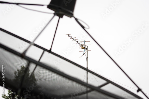 Satellite TV receiver and receiver antenna