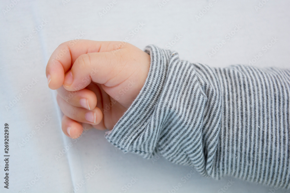 Obraz premium newborn baby hand on white background