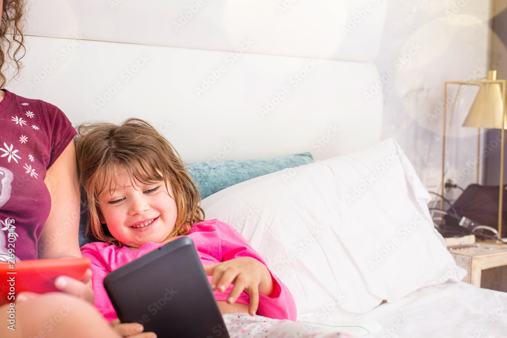 belle enfant jouant avec une tablette tactile belle enfant jouant avec une tablette tactile