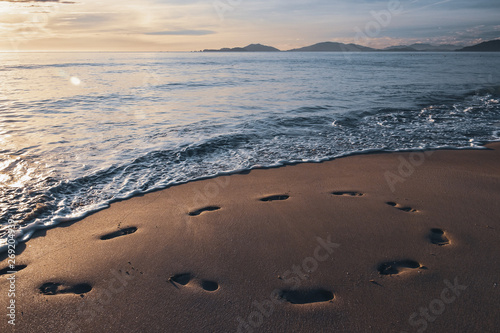 Obraz na płótnie footprints in the sand from the feet of a lost person. no way out of the situation. return to the be w salonie