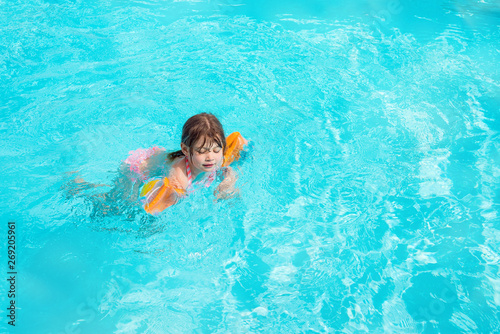 magnique enfant jouant dans la piscine