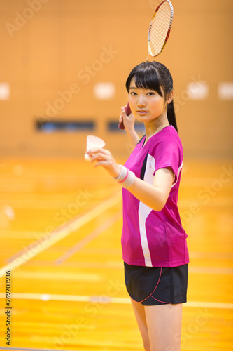 バドミントンをする女子学生 photo