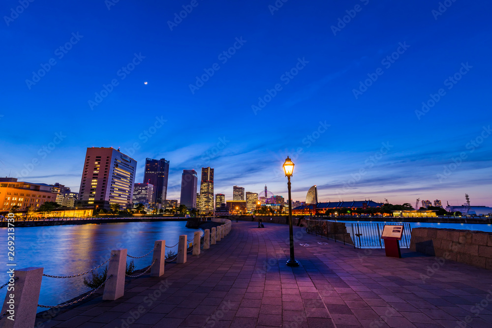 Fototapeta premium 象の鼻パークと横浜みなとみらいの夜景