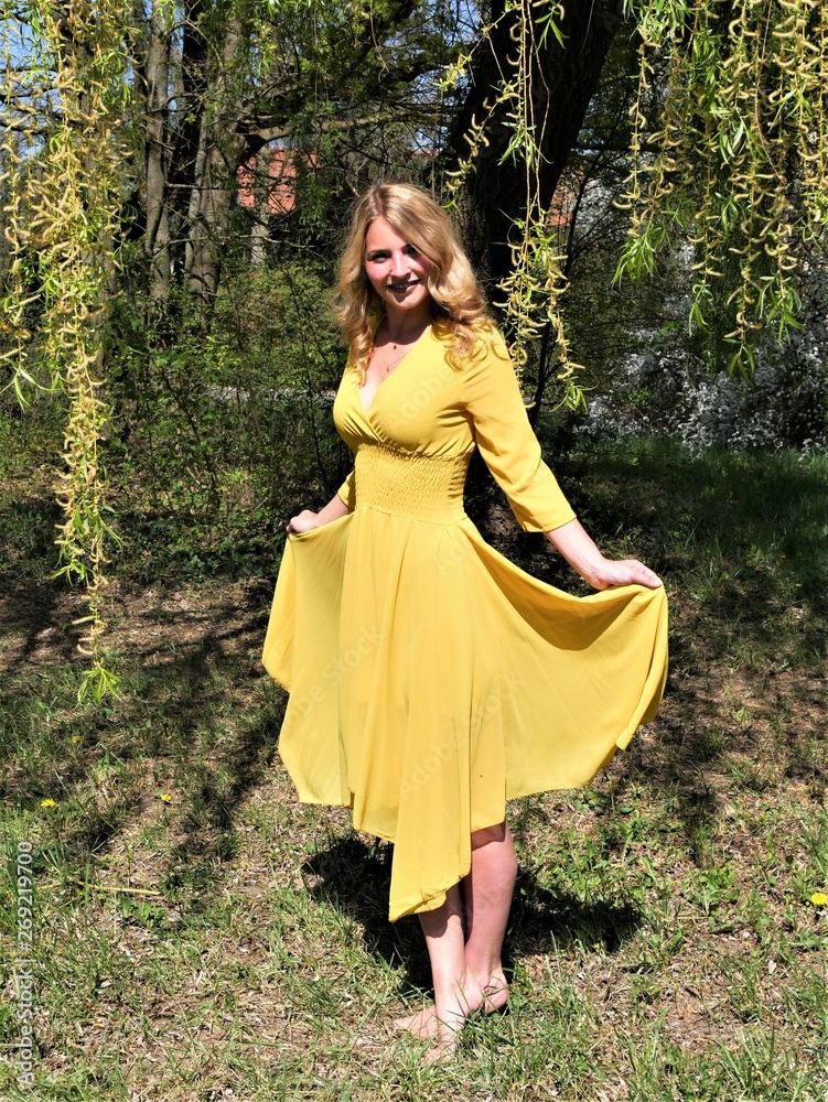 Blondine im gelben Kleid