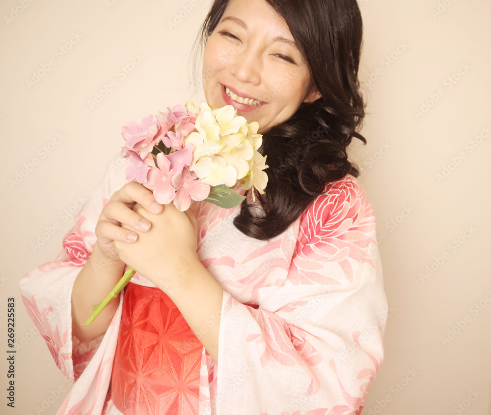 紫陽花を持った浴衣の日本人女性
