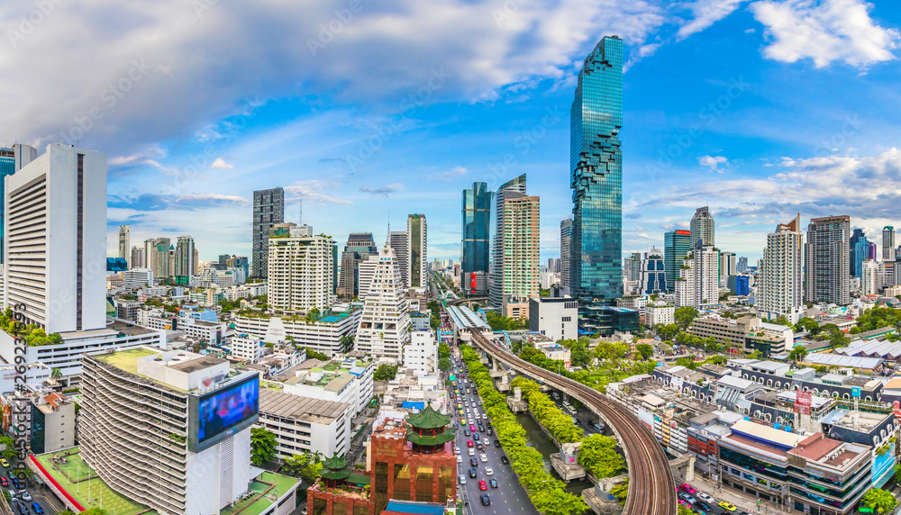 Fototapeta premium Widok na miasto Bangkok i stację metra Tajlandii