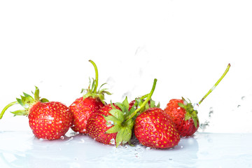 Crédence de cuisine  Several ripe wet red strawberries on white or colored background with splashes of water  © Vasily Popov