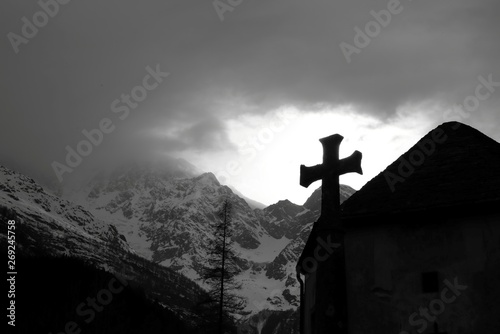 Croce celtica con Monte rosa sullo sfondo in bianco e nero photo