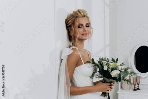 Fotografia Bride with a beautiful hairstyle