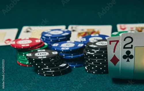 Obraz na plátně Bad poker gamble or unlucky hand concept with player going all in with 2 and 7 (