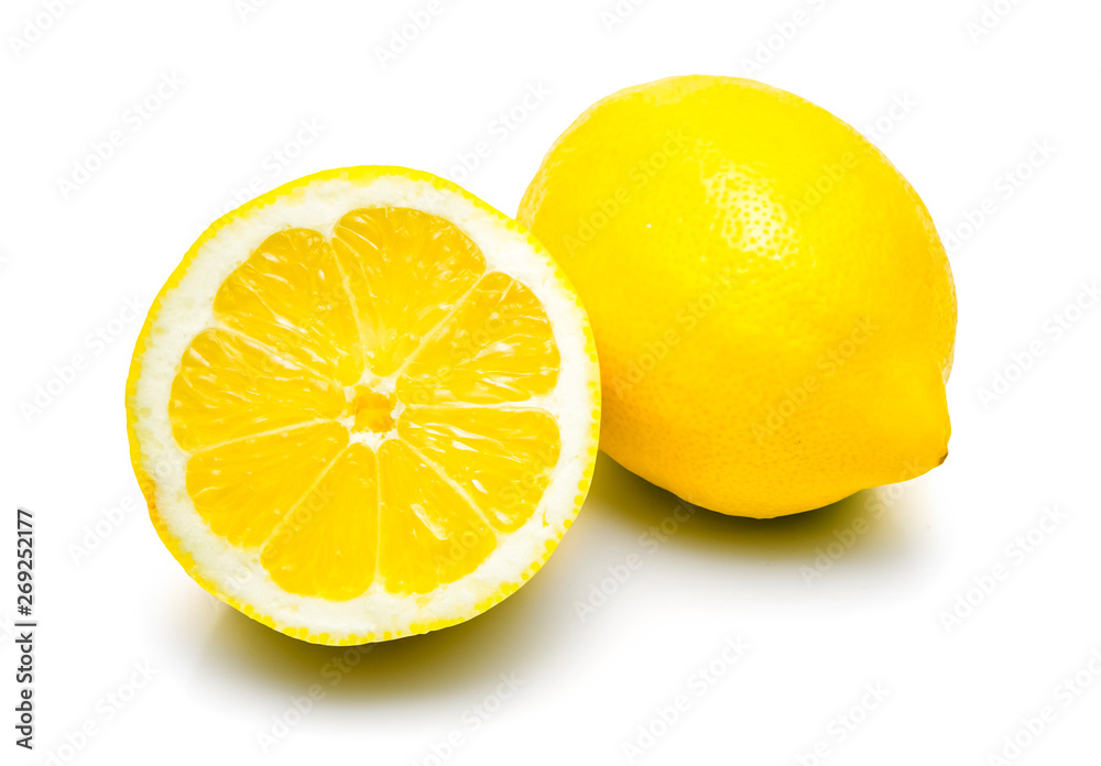 Zitrone und Zitronenscheibei soliert  auf weißem hintergrund