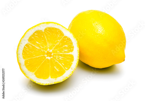 Zitrone und Zitronenscheibei soliert  auf weißem hintergrund
