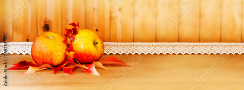 Zwei Äpfel auf Holzkommode