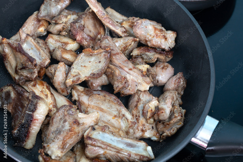 frying ribs in a frying pan