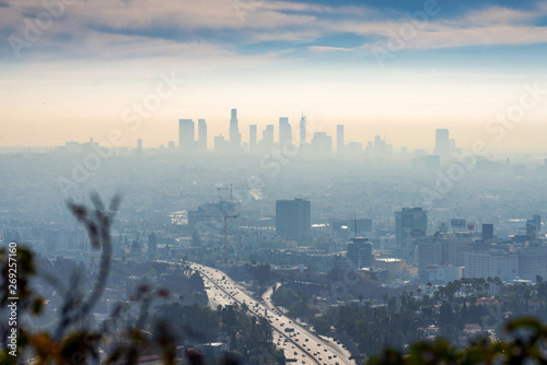 Naklejka na ścianę LOS ANGELES, KALIFORNIA - LUTY 13: Wschód słońca w kierunku smogu jechał śródmieście Los Angeles. LA jest dobrze znane ze swojej dzielnicy filmowej w Hollywood.
