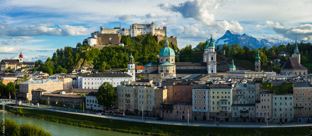 Fototapeta premium Widok na panoramę Salzburga z Austrii