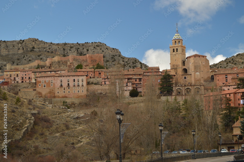 Obraz premium December 28, 2013. Albarracin, Teruel, Aragon, Spain. Views Of The Villa With The Savior Cathedral And Its Hanging Houses On A Mountain. History, Travel, Nature, Landscape, Vacation, Architecture.