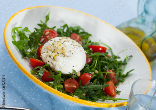 Salad with Burrata, tomatoes and greens