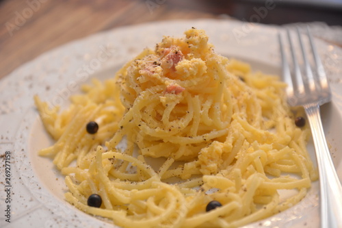 spaghetti alla carbonara piatto tipico italiano con uova e formaggio