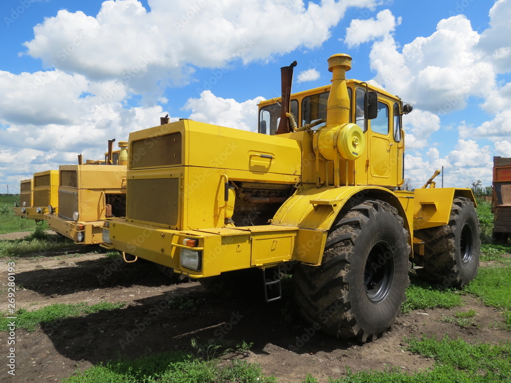 Yellow trucktor