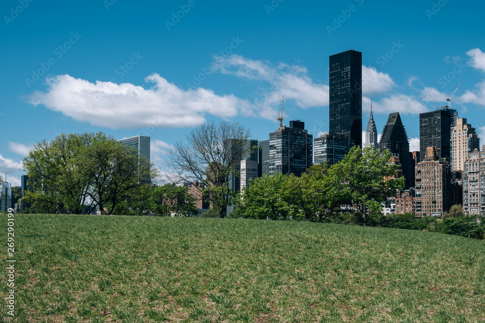 Obraz premium Midtown apartment buildings on east riverside view from Roosevelt Island