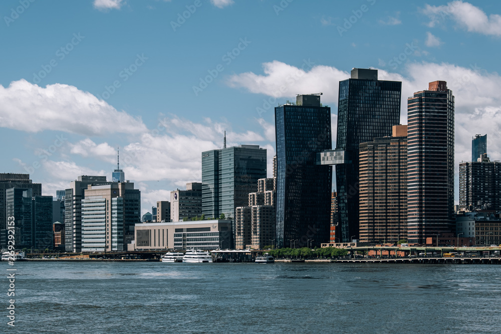 Fototapeta premium Midtown apartment buildings on east riverside view from Roosevelt Island