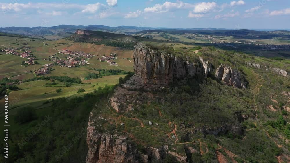 Roche de Solutré 4K - Prise de vue aérienne - Travelling Circulaire