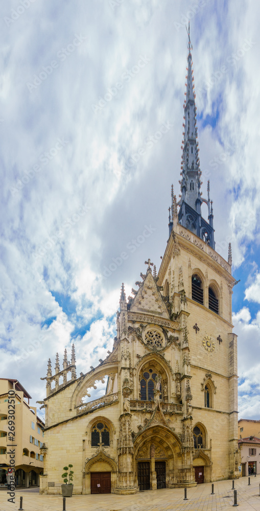 Fototapeta premium Notre-Dame des Marais in Villefranche-sur-Saone, Beaujolais