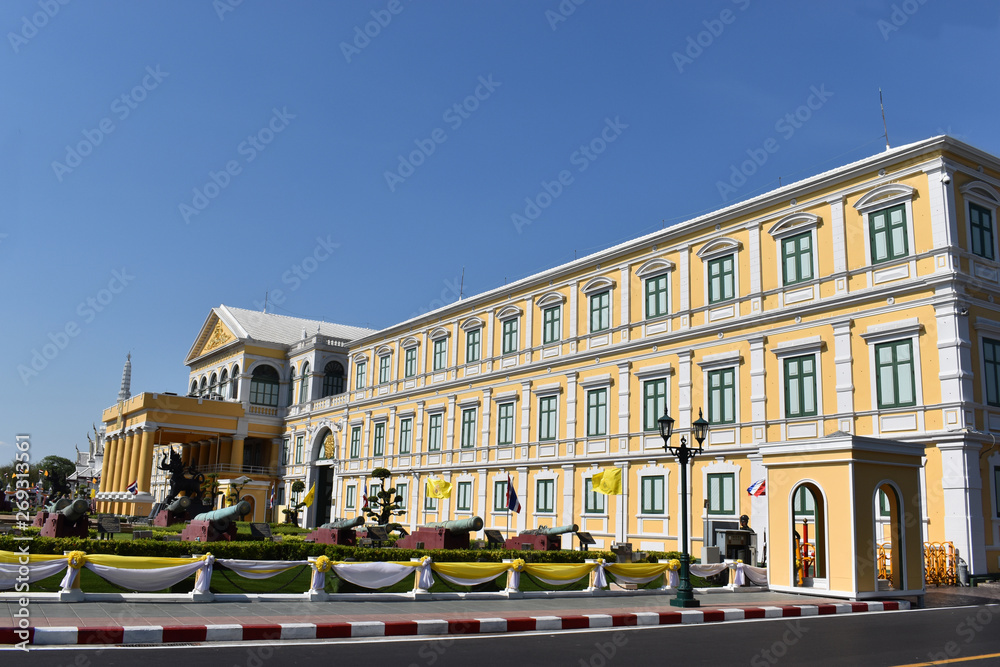 Obraz premium Cannon museum in front of Ministry of Defence Bangkok Thailand