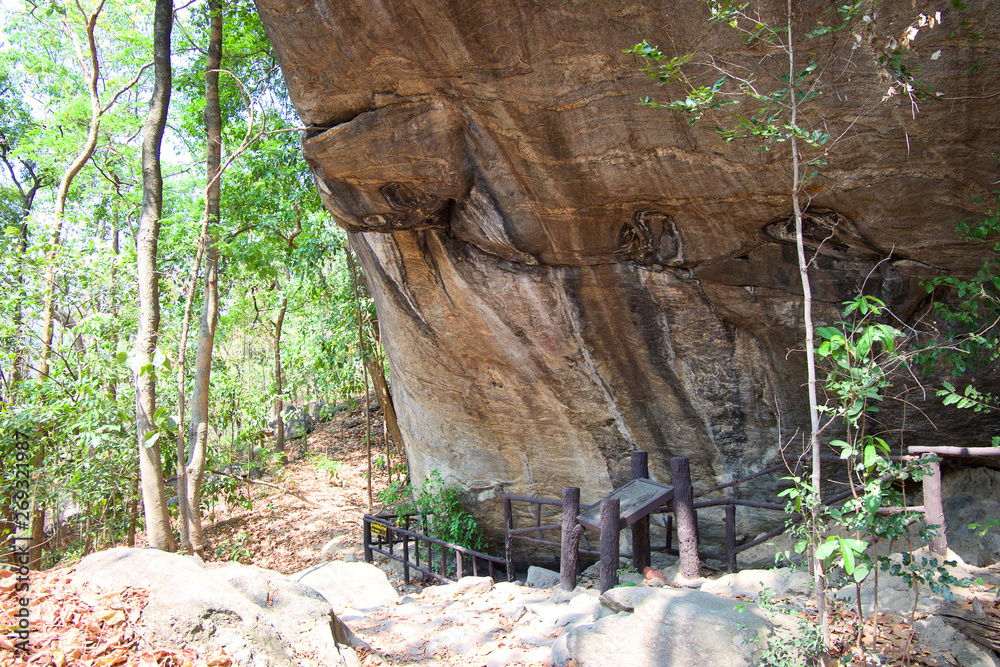Obraz premium Ancient paintings on cliff stone at Op Luang National Park, Chiang Mai, Thailand