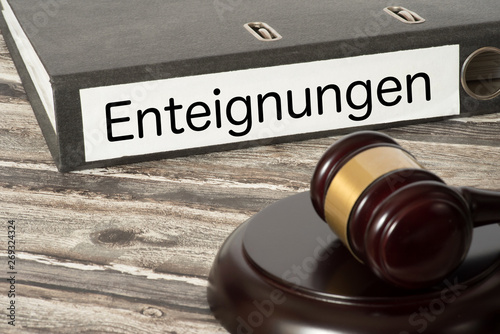 Ein RIchterhammer und Ordner Enteignung photo