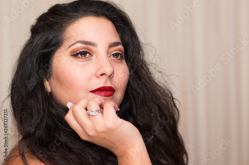 Sesion woman gold and red makeup