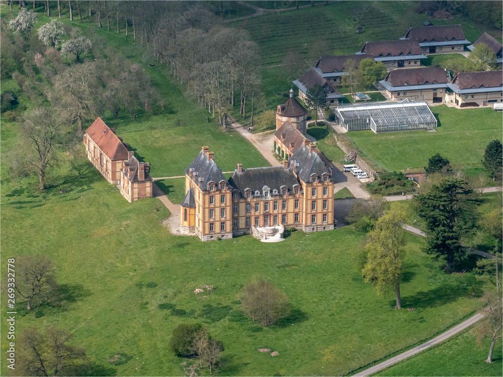 vue aérienne du château de Merval en Seine maritime en France Stock