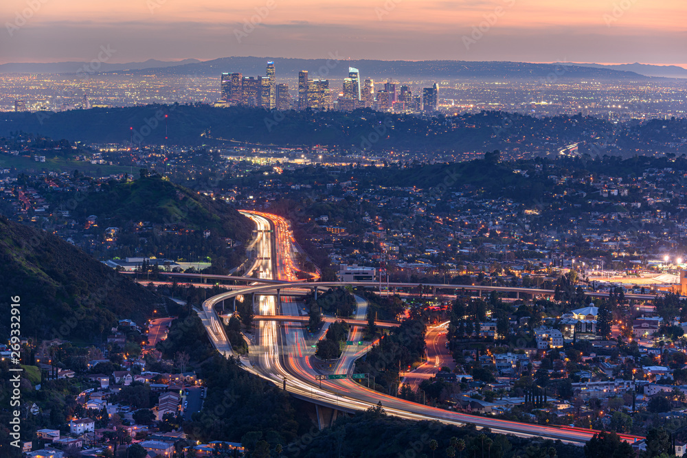 Obraz premium Traffic in downtown Los Angeles, California at night