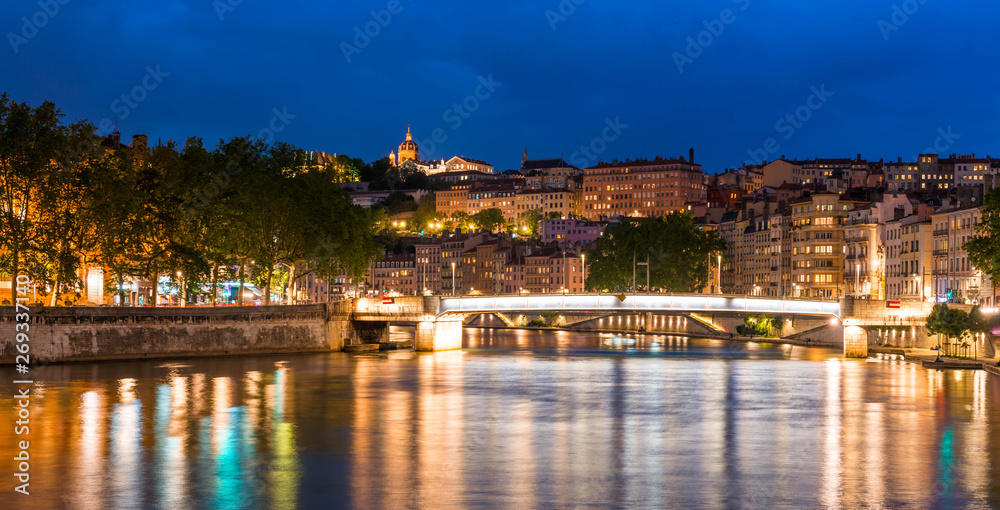 Les quais de la Saône à Lyon la nuit, Rhône, France